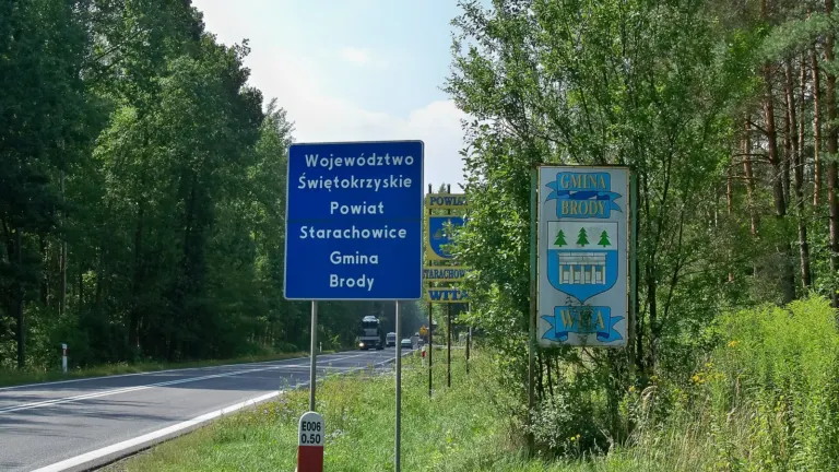 Krzyż milenijny: Granica między Marculami (gmina Iłża, powiat radomski, woj. mazowieckie) a Lubienią (gm. Brody, pow. starachowicki, woj. świętokrzyskie). Trasa